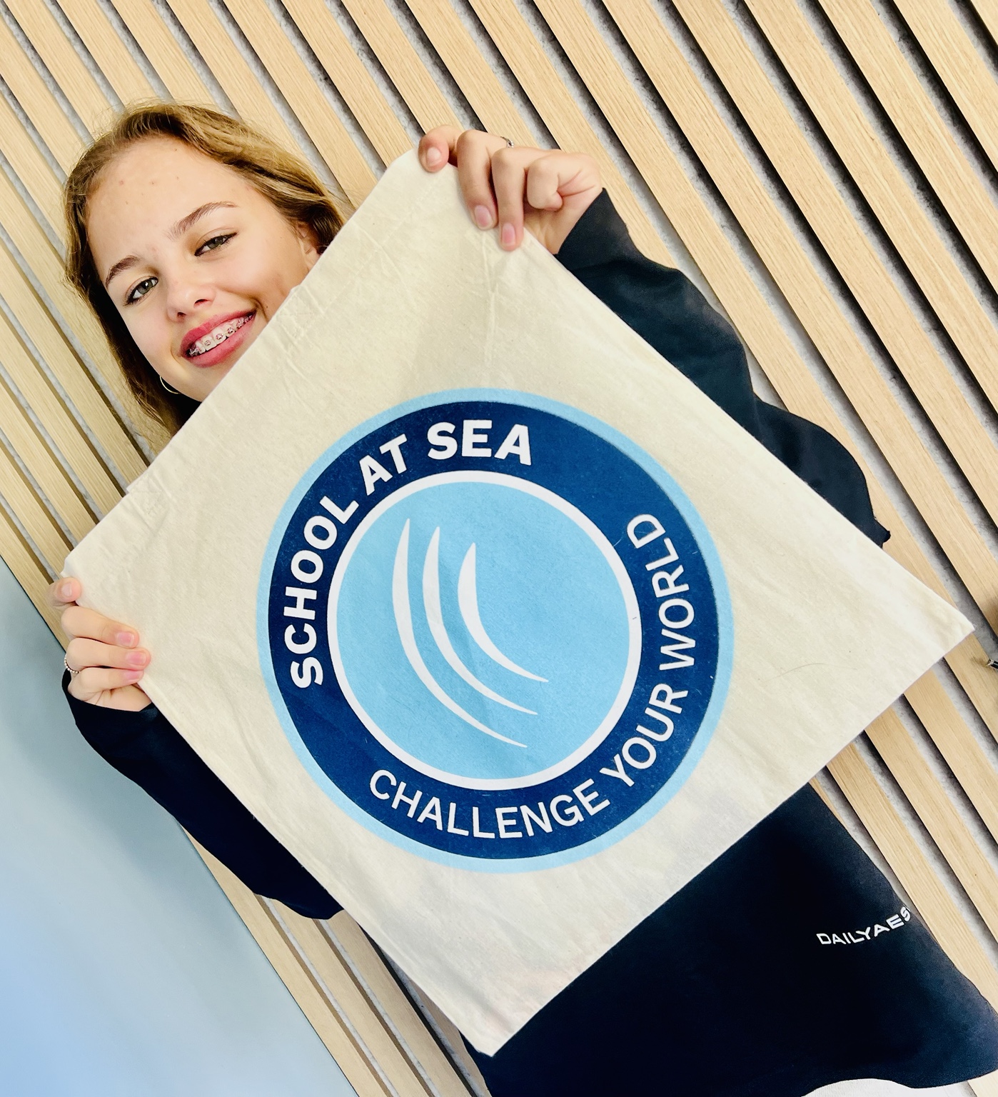 Benthe houdt haar School at Sea-tas vast